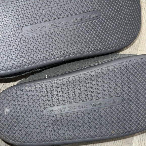 Grey slippers size 36-37 size 6 US - Picture 6 of 8